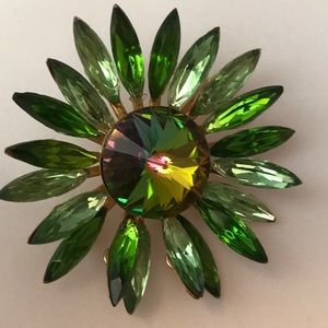 Light Green Multi-Faceted Rhinestone Daisy Brooch